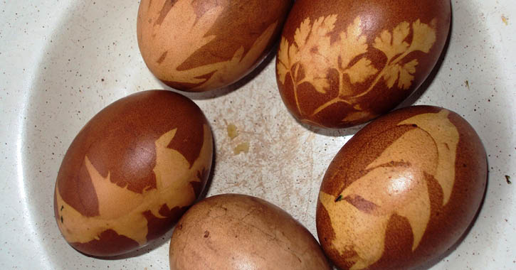 Traditionally coloured pace eggs 